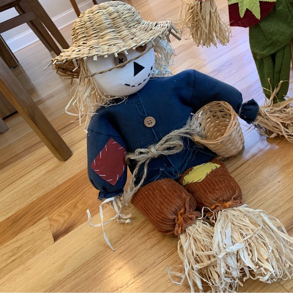 Bundle of fall scarecrow & garland decor - Picture 13 of 14